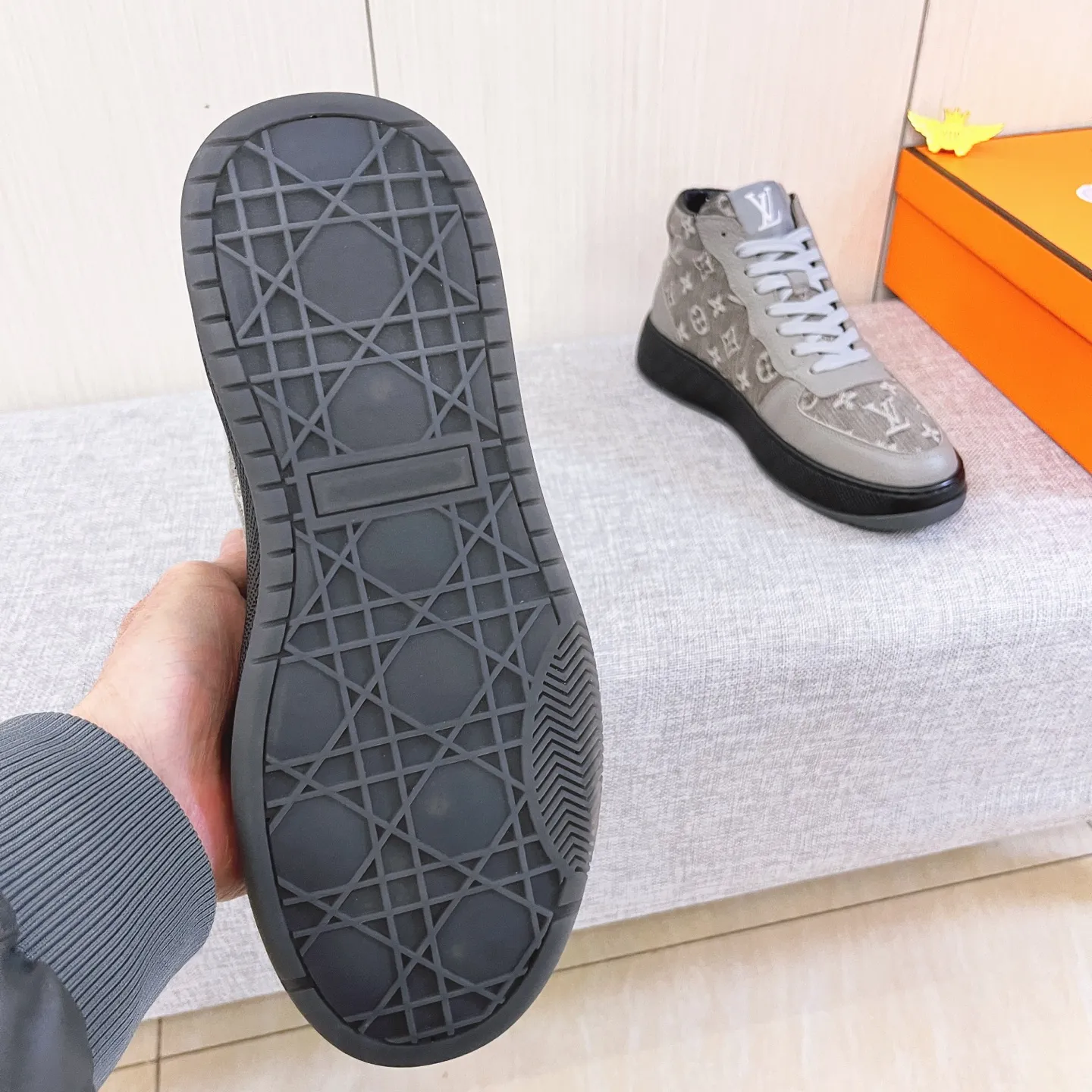 Men's shoes💰 460💰[LV]🔥Louis Vuitton, high-end men's shoes brand, official website 1:1 latest masterpiece: the upper is made of Italian imported first-layer cowhide with a comfortable and breathable lining➕original non-slip and wear-resistant outsole🔥, making walking more convenient and comfortable! An exclusive new model, a stunning work, a beautiful 1:1 replica [color] compared to the official quality! Create a fashionable personality to set off your uniqueness! A must-have for trendy men! Classic🔥Size: 38-44 Color: 🔥Multiple colors available🔥